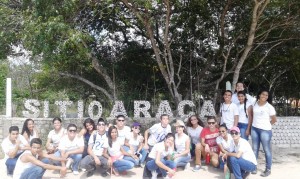 Les &eacute;tudiants du cours de halieutique (EAJ) dans l'entr&eacute;e de la ferme Ara&ccedil;a, &agrave; Maca&iacute;ba. (Cr&eacute;dit photo: Fabio Santana).