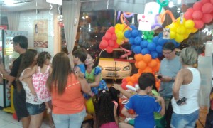 Les parents et leurs enfants célèbrent la fête des enfants dans une grande boulangerie de la ville Natal. (Crédit photo: Fabio Santana). 