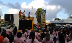 Le 19 octobre, beaucoup de gens sont allés dans les avenues de Natal démontrer leurs soutien au combat au cancer du sein. (Crédit photo: Fabio Santana). 