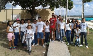 Les &eacute;tudiants du course technique en Halieutique (EAJ) , sous la surveillance de la professeure Joanice, en train de partir pour visiter la ferme de permaculture &agrave; Macaiba. (Cr&eacute;dit photo: Fabio Santana).