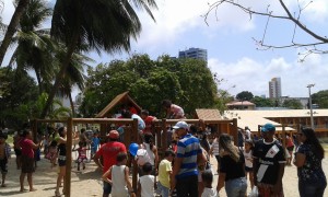 Les jeunes en jouant durant la fête des enfants dans la cité des enfants à Natal. ( Crédit photo: Fabio Santana). 