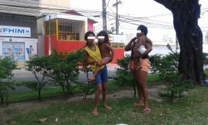 Des mendiants en cherche d'argent et cadeau dans une avenue de Natal. (Crédit photo: Fabio Santana).