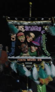 Le carnaval à Natal durant l'arrivée du groupe de Frevo Poetas, carecas, bruxas e lobisomens (Poètes, chauves, sorcières et fantômes). (Crédit photo: Fabio Santana).